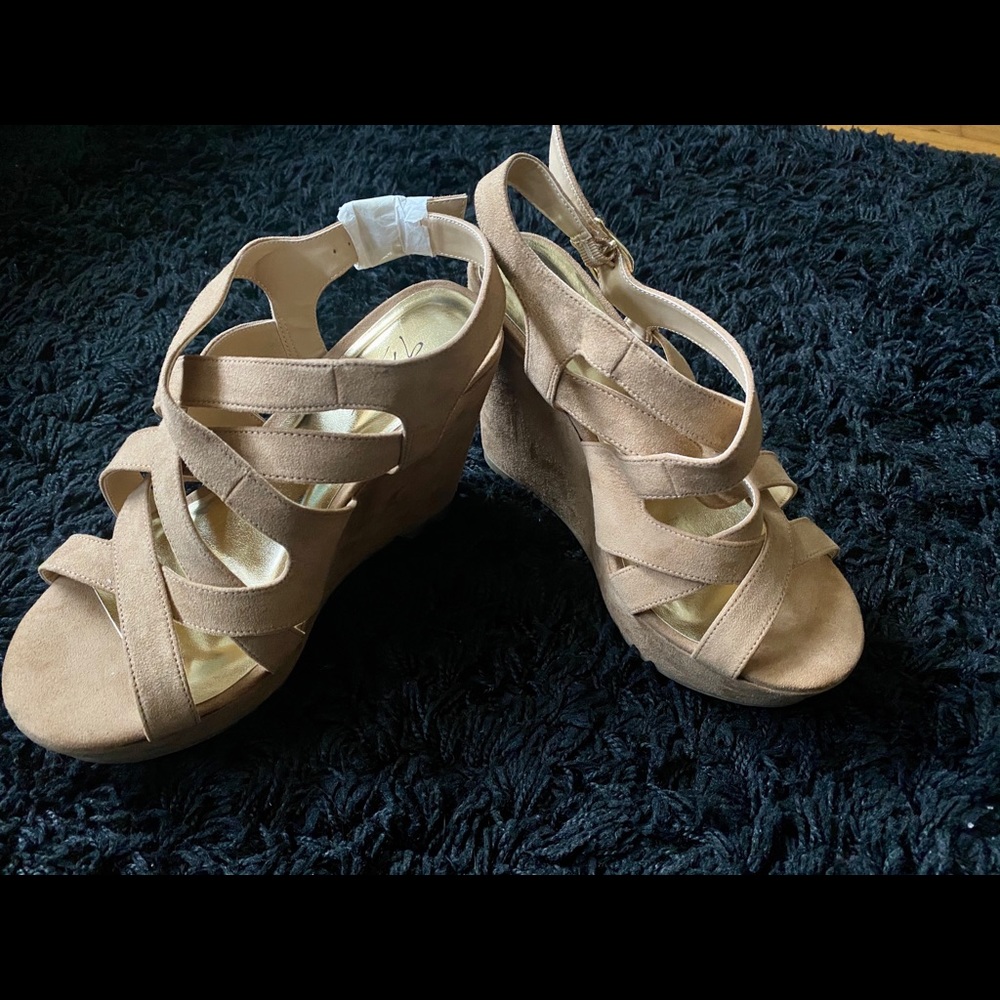 NEW! Thalia Sodi Tan Wedge size 7.5